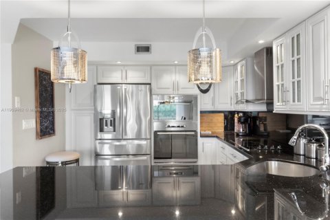 Condo in Hallandale Beach, Florida, 2 bedrooms  № 2019261 - photo 11