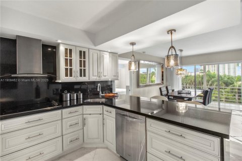 Condo in Hallandale Beach, Florida, 2 bedrooms  № 2019261 - photo 15