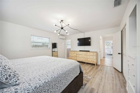 House in Sarasota, Florida 2 bedrooms, 147.99 sq.m. № 1553051 - photo 25