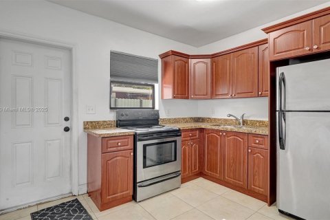 Casa en alquiler en Hollywood, Florida, 2 dormitorios, 92.9 m2 № 1951444 - foto 2