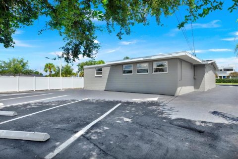 Commercial property in New Port Richey, Florida 166.48 sq.m. № 2308679 - photo 3