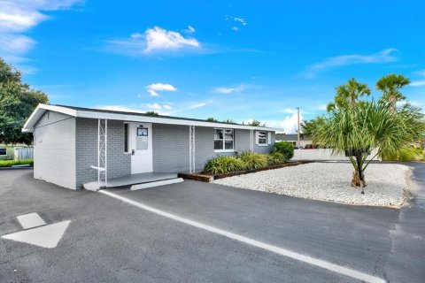 Commercial property in New Port Richey, Florida 166.48 sq.m. № 2308679 - photo 4
