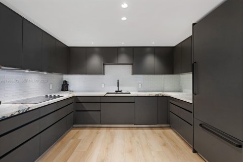 Condo in Bay Harbor Islands, Florida, 3 bedrooms  № 2029505 - photo 11