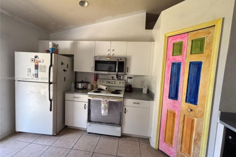 House in Lehigh Acres, Florida 3 bedrooms, 132.11 sq.m. № 1850874 - photo 6