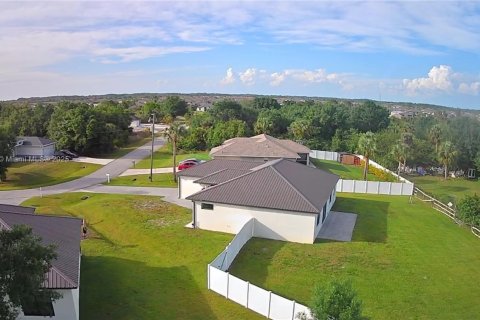 House in Lehigh Acres, Florida 3 bedrooms, 132.11 sq.m. № 1850874 - photo 2