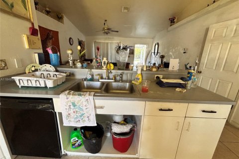 House in Lehigh Acres, Florida 3 bedrooms, 132.11 sq.m. № 1850874 - photo 8