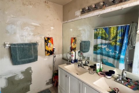 House in Lehigh Acres, Florida 3 bedrooms, 132.11 sq.m. № 1850874 - photo 24