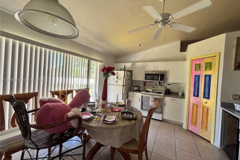 House in Lehigh Acres, Florida 3 bedrooms, 132.11 sq.m. № 1850874 - photo 7