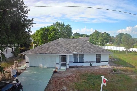 House in Lehigh Acres, Florida 3 bedrooms, 132.11 sq.m. № 1850874 - photo 1