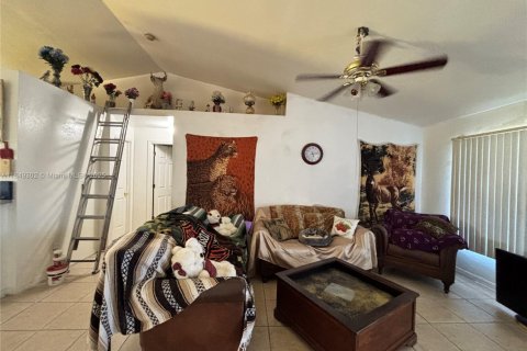 House in Lehigh Acres, Florida 3 bedrooms, 132.11 sq.m. № 1850874 - photo 10