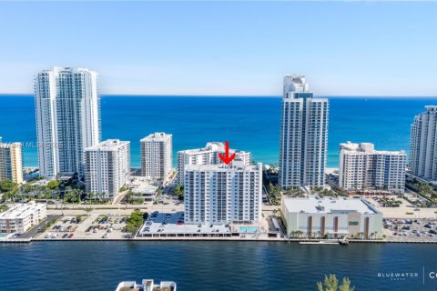 Condominio en venta en Hollywood, Florida, 1 dormitorio, 84.17 m2 № 1969218 - foto 2