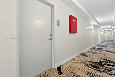 Condominio en venta en Hollywood, Florida, 1 dormitorio, 84.17 m2 № 1969218 - foto 21