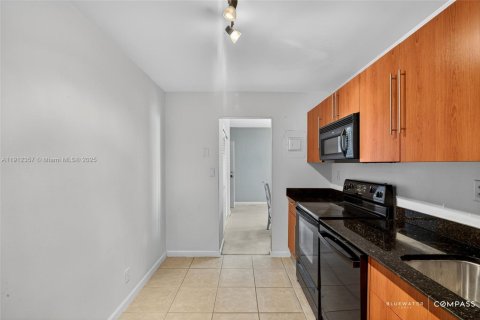 Condominio en venta en Hollywood, Florida, 1 dormitorio, 84.17 m2 № 1969218 - foto 20