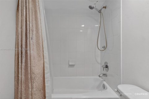 Condominio en venta en Hollywood, Florida, 1 dormitorio, 84.17 m2 № 1969218 - foto 17