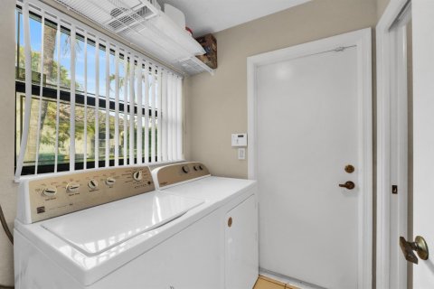 Villa ou maison à vendre à Coral Springs, Floride: 4 chambres, 303.88 m2 № 2146681 - photo 16