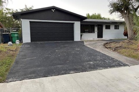 Снять в аренду виллу или дом в Майами, Флорида 3 спальни, 123.19м2, № 1989062 - фото 1