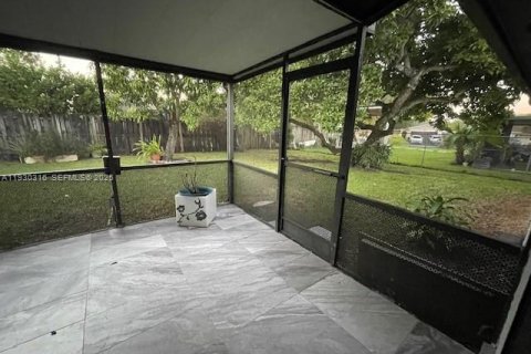 Снять в аренду виллу или дом в Майами, Флорида 3 спальни, 123.19м2, № 1989062 - фото 15