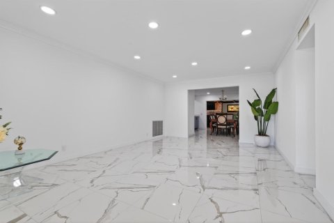 House in Fort Lauderdale, Florida 5 bedrooms, 278.71 sq.m. № 2083753 - photo 16