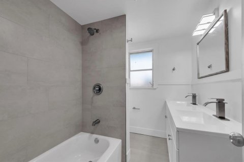 House in Madeira Beach, Florida 2 bedrooms, 98.38 sq.m. № 2212258 - photo 10