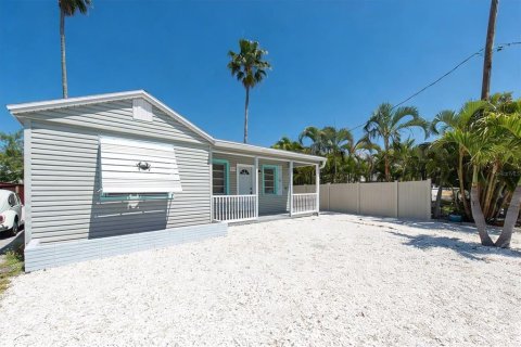 House in Madeira Beach, Florida 2 bedrooms, 98.38 sq.m. № 2212258