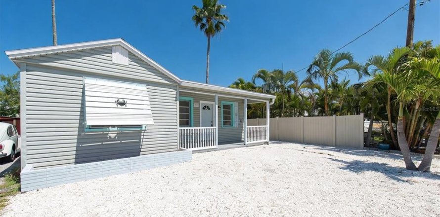 House in Madeira Beach, Florida 2 bedrooms, 98.38 sq.m. № 2212258