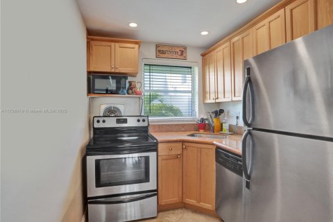 Condo in Fort Lauderdale, Florida, 2 bedrooms  № 1700054 - photo 5