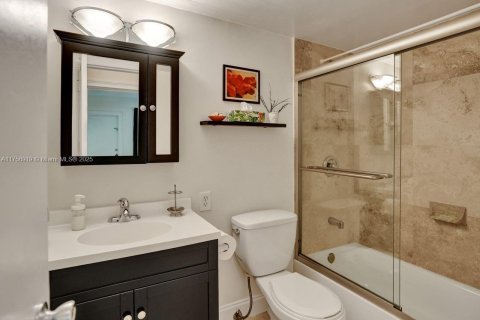Condo in Fort Lauderdale, Florida, 2 bedrooms  № 1700054 - photo 13