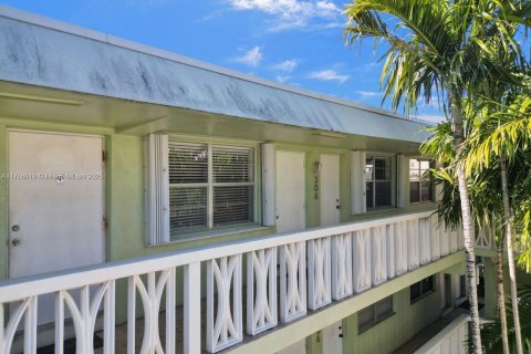 Condo in Fort Lauderdale, Florida, 2 bedrooms  № 1700054 - photo 17