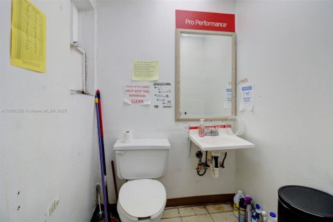 Commercial property in Miami, Florida № 1961381 - photo 12