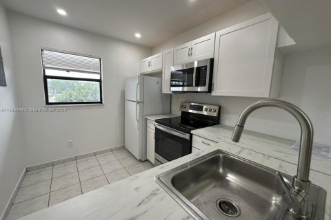 Condo in Pembroke Pines, Florida, 2 bedrooms  № 1930182 - photo 4