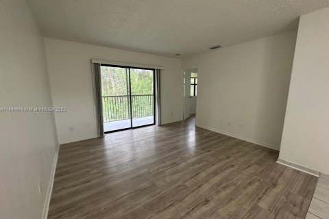 Condo in Pembroke Pines, Florida, 2 bedrooms  № 1930182 - photo 7