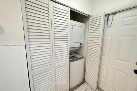 Condo in Pembroke Pines, Florida, 2 bedrooms  № 1930182 - photo 15