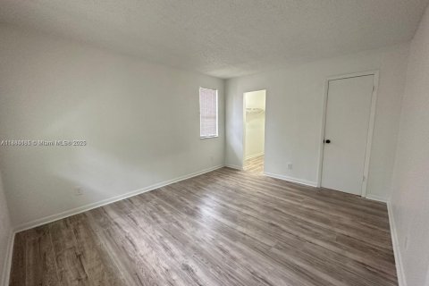 Condo in Pembroke Pines, Florida, 2 bedrooms  № 1930182 - photo 9