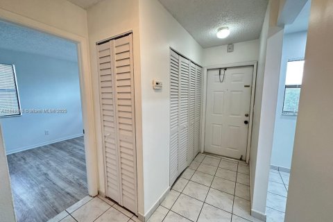 Condo in Pembroke Pines, Florida, 2 bedrooms  № 1930182 - photo 16