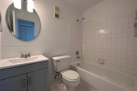 Condo in Pembroke Pines, Florida, 2 bedrooms  № 1930182 - photo 14