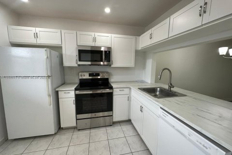 Condo in Pembroke Pines, Florida, 2 bedrooms  № 1930182 - photo 2
