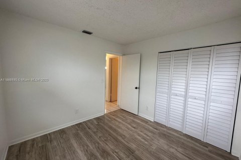 Condo in Pembroke Pines, Florida, 2 bedrooms  № 1930182 - photo 13