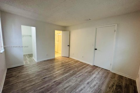 Condo in Pembroke Pines, Florida, 2 bedrooms  № 1930182 - photo 10
