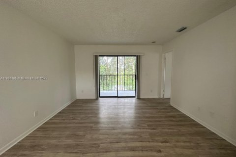 Condo in Pembroke Pines, Florida, 2 bedrooms  № 1930182 - photo 5