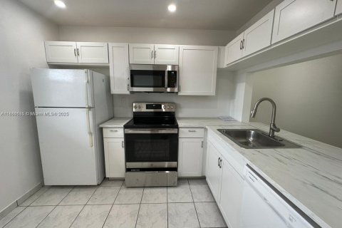 Condo in Pembroke Pines, Florida, 2 bedrooms  № 1930182 - photo 1