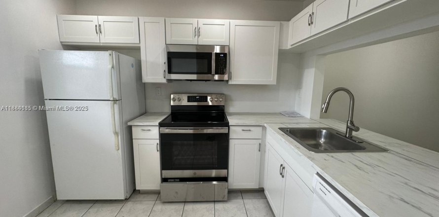 Condo in Pembroke Pines, Florida, 2 bedrooms  № 1930182