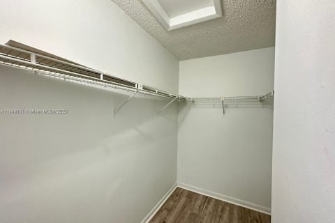 Condo in Pembroke Pines, Florida, 2 bedrooms  № 1930182 - photo 11