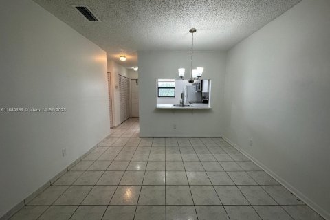 Condo in Pembroke Pines, Florida, 2 bedrooms  № 1930182 - photo 6