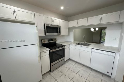 Condo in Pembroke Pines, Florida, 2 bedrooms  № 1930182 - photo 3