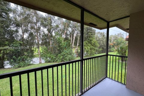 Condo in Pembroke Pines, Florida, 2 bedrooms  № 1930182 - photo 17
