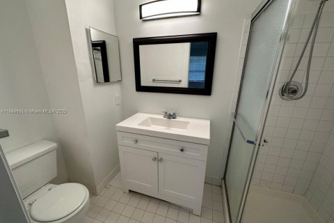 Condo in Pembroke Pines, Florida, 2 bedrooms  № 1930182 - photo 12