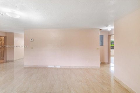 House in Miami Gardens, Florida 4 bedrooms, 167.22 sq.m. № 1713836 - photo 7