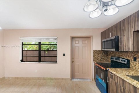 House in Miami Gardens, Florida 4 bedrooms, 167.22 sq.m. № 1713836 - photo 15