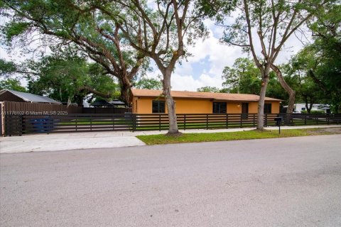 House in Miami Gardens, Florida 4 bedrooms, 167.22 sq.m. № 1713836 - photo 1