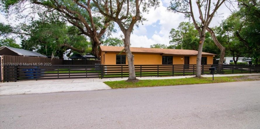 House in Miami Gardens, Florida 4 bedrooms, 167.22 sq.m. № 1713836